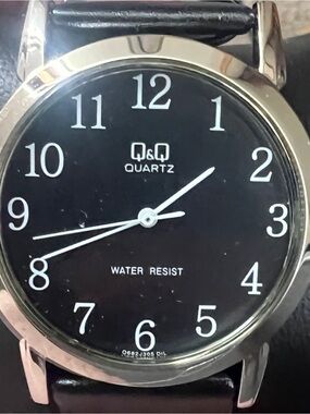 Quartz Men's Black Dial Leather Strap Watch